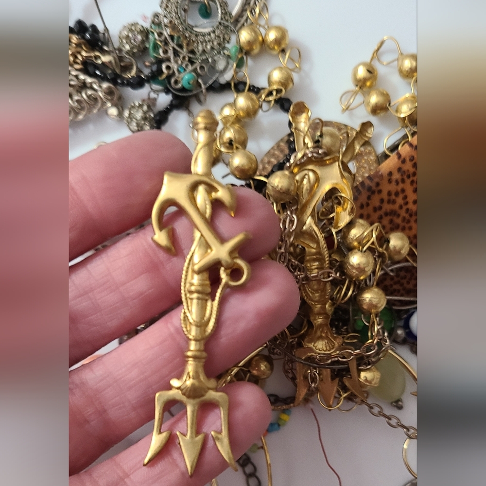 Craft Jewelry Lot Beads Bits Baubles Estate TONS Great pieces Pendants Charms - Picture 15 of 16